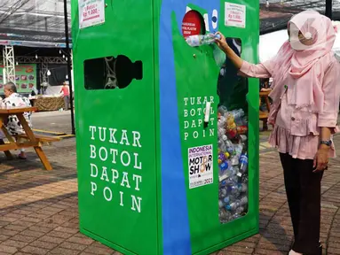 Pengunjung memasukkan botol plastik pada Mini Collection Point (MCP), PT Plasticpay Teknologi Daur Ulang di Jakarta, Minggu (16/05/2021).  Perusahaan berbasis sosial digital, mengajak perusahaan dan institusi aktif menerapkan eco green dalam kegiatan usaha mereka. (Liputan6.com/HO/INOV)