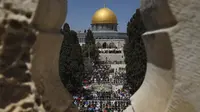 Jemaah Palestina melaksanakan Sholat Jumat pertama bulan suci Ramadhan di kompleks Masjid Al Aqsa di kota tua Yerusalem, Jumat (16/4/2021).  Sekitar 70.000 umat muslim kebanyakan dari mereka warga Arab Israel melaksanakan Sholat Jumat di masjid al-Aqsa. (AP Photo/Mahmoud Illean)
