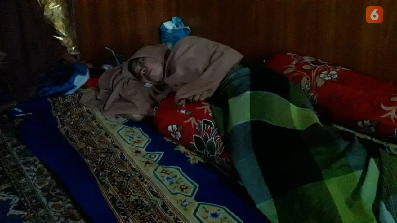 Irawati, Guru Honorer yang jatuh sakit usai vaksin (Liputan6.com/Fauzan)