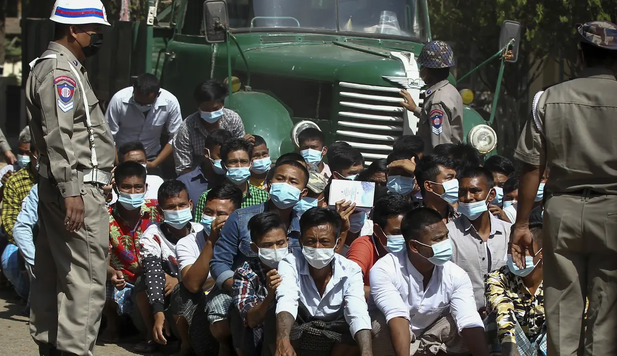Para narapidana menunggu proses untuk dibebaskan saat pemberian amnesti yang menandai peringatan 74 tahun Hari Persatuan Myanmar di penjara Insein di Yangon, Myanmar, Jumat (12/2/2021).  Ada 55 tahanan asing lainnya yang juga akan dibebaskan.  (AP Photo)