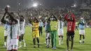 Para pemain Burkina Faso bertepuk tangan usai pertandingan melawan Senegal pada semifinal Piala Afrika 2022 antara Burkina Faso melawan Senegal di stadion Ahmadou Ahidjo di Yaounde, Kamerun, Rabu, 2 Februari 2022. (AP Photo/Minggu Alamba)