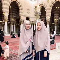 Nagita Slavina dan Amy Qanita saat umrah (Instagram/@raffinagita1717)