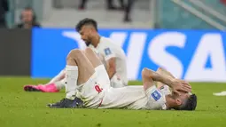 Kesedihan gelandang Iran Ali Karimi usai kalah dari Amerika Serikat pada laga pamungkas Grup B Piala Dunia 2022 di Stadion Al Thumama, Rabu (30/11/2022) dini hari WIB. Iran gagal ukir sejarah melaju ke babak 16 besar setelah kalah tipis 0-1 lawan Amerika Serikat. (AP Photo/Ricardo Mazalan)