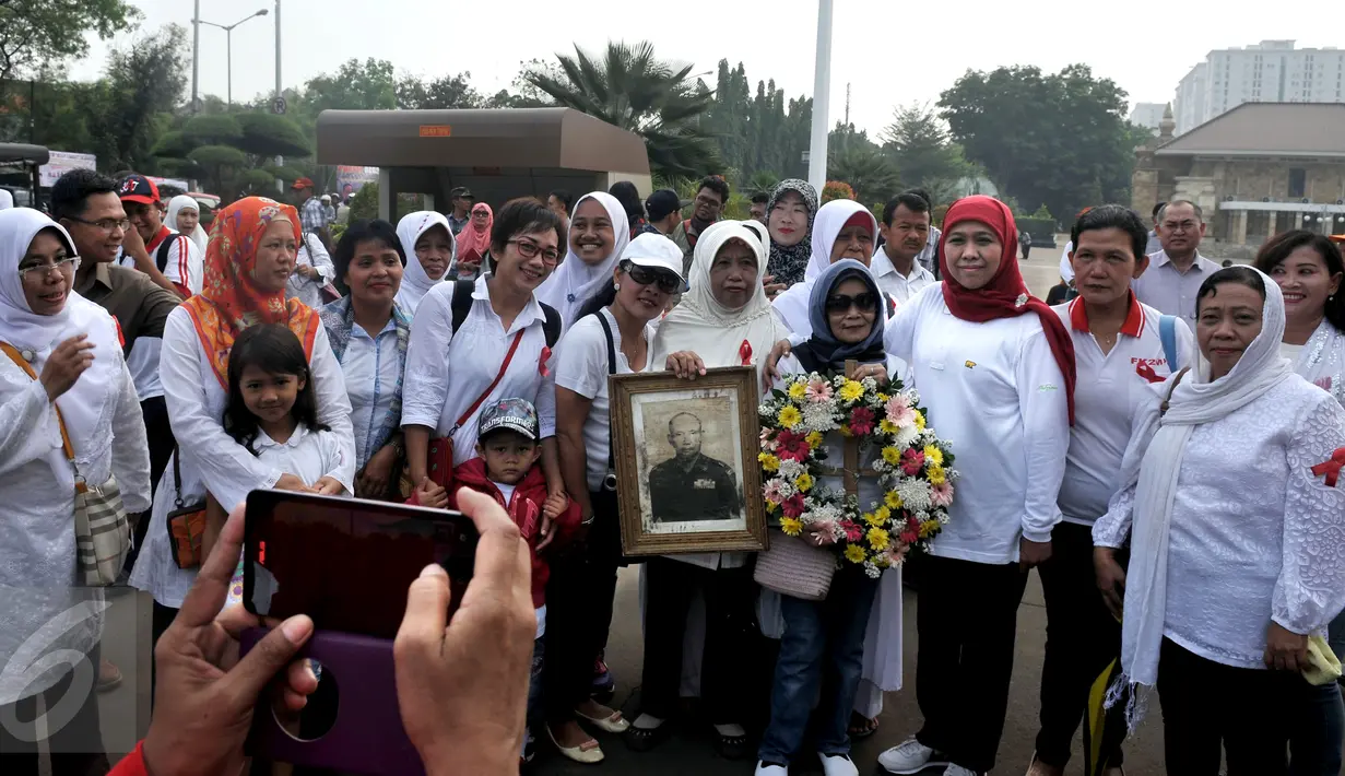 Mensos Khofifah Indar Parawansa foto bersama warga selama acara  Parade Kebangsaan di Jakarta, (1/11/2015). Pelepasan Parade Kebangsaan ini digelar dalam rangka Hari Kesetiakawanan Nasional (HKSN) dan hari pahlawan.(Liputan6/JohanTallo)