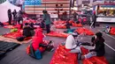 Orang-orang bersiap-siap untuk tidur di area terbuka dalam acara World's Big Sleep Out di New York, 7 Desember 2019. Aksi yang dilakukan di beberapa kota besar dunia ini sebagai bagian dari upaya penggalangan dana untuk membantu para tunawisma di banyak negara. (AP/Julius Constantine Motal)
