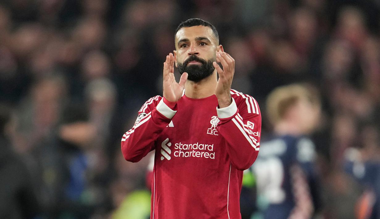 Pemain Liverpool, Mohamed Salah memberikan tepuk tangan kepada para penonton setelah laga Liga Champions 2025/2026 melawan PSV di Anfield, Liverpool, Rabu (26/11/2025) waktu setempat. (AP Photo/Jon Super)