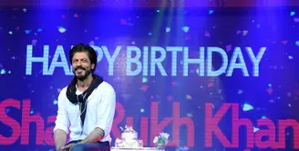 Kemarin (2/11/2015),  adalah ulang tahun Shah Rukh Khan ke-50. Sang aktor merayakannya dengan memotong kue bersama istrinya, Gauri Khan, dan anak-anak mereka. (AFP/Bintang.com)