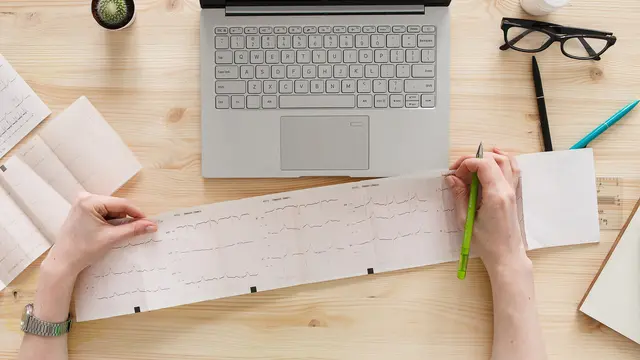 Ilustrasi Tulisan Tangan Dokter dan Dokter (iStockphoto)