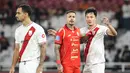 Pemain Persija Jakarta, Maxwell Souza (tengah) dijaga ketat oleh pemain Persis Solo pada laga pekan ke-30 BRI Super League musim ini di Stadion Utama Gelora Bung Karno (SUGBK), Jakarta, Senin (27/04/2026) malam WIB. (Bola.com/Abdul Aziz)