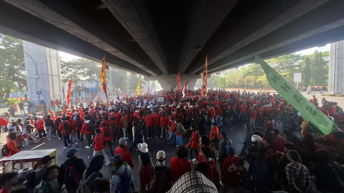 Ribuan Mahasiswa Unhas Makassar Unjuk Rasa, Tutup Jalan dan Bakar Ban