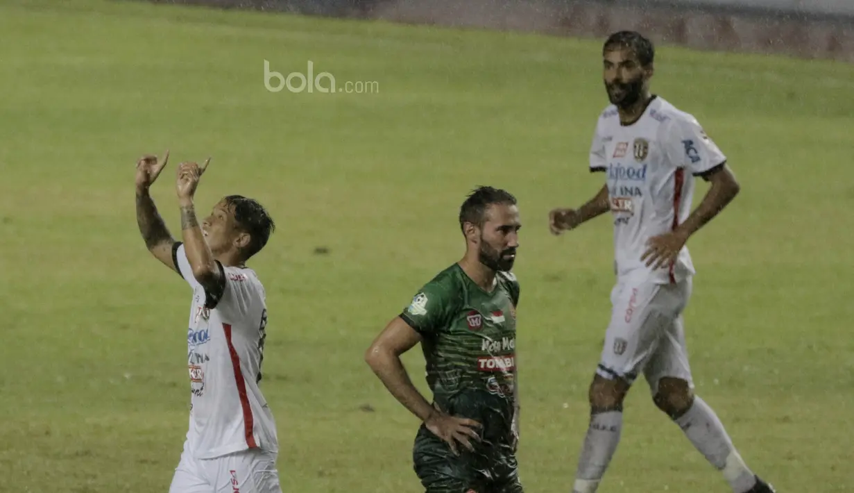 Striker Bali United, Irfan Bachdim, Melakukan selebrasi usai mencetak gol ke gawang PS TNI di Stadion Pakansari, Bogor, Senin (10/7/2017). Irfan Bachdim mencetak dua gol pada laga tersebut. (Bola.com/M Iqbal Ichsan)