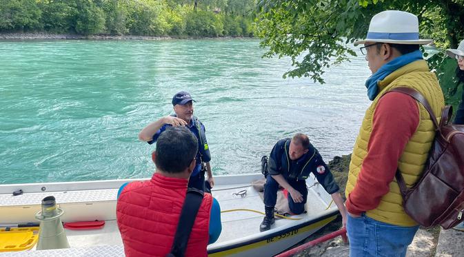 <p>Gubernur Jawa Barat Ridwan Kamil memantau pencarian anak sulungnya di Sungai Aare Kota Bern, Swiss. (Sumber Foto: Kemenlu RI)</p>