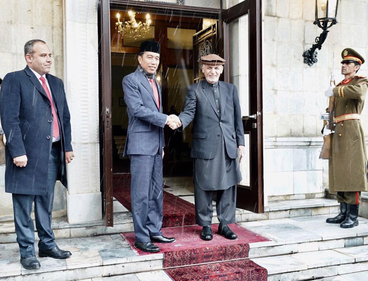 Melihat Lagi Aksi Jokowi saat Kunjungi Negara Konflik