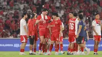 Mathew Baker (nomor 4) mendapatkan pelukan hangat dari sejumlah pemain Timnas Indonesia setelah menyanyikan lagu Tanah Airku pascalaga kontra Oman di Stadion Gelora Bung Karno (SUGBK), Jumat (5/6/2026) malam WIB. (Bola.com/Bagaskara Lazuardi)
