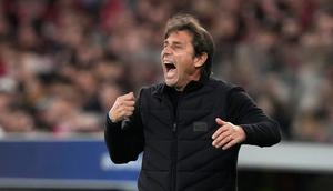 Pelatih Napoli, Antonio Conte saat laga Liga Champions melawan Benfica, 11 Desember 2025. Ia menuntut menang di laga Napoli vs Milan di Piala Super Italia. (AP Photo/Armando Franca)