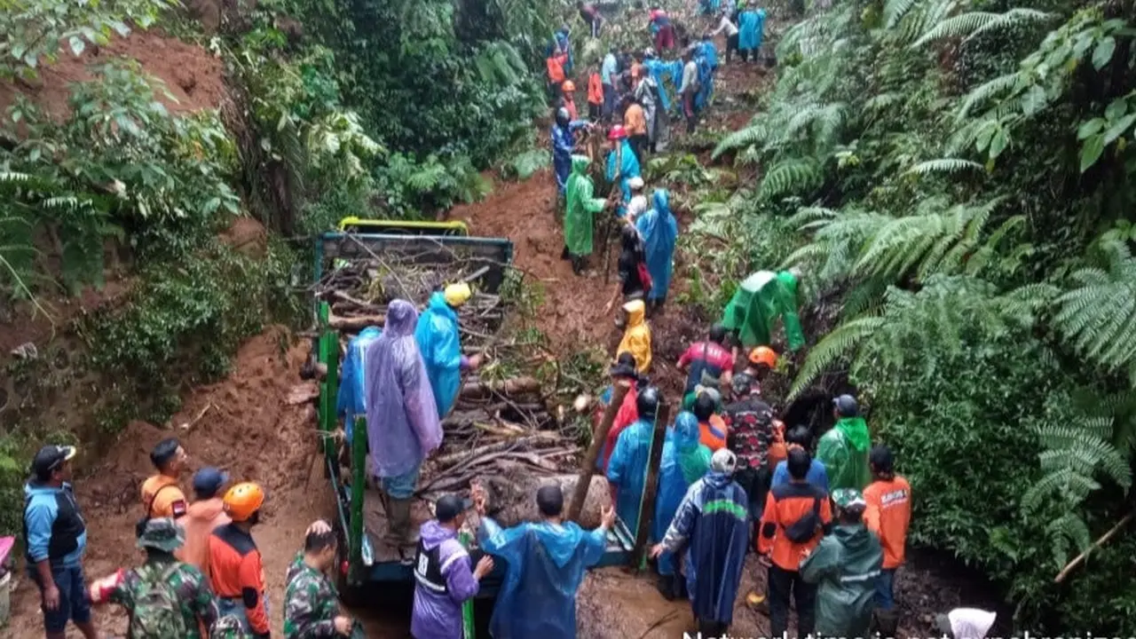 Pengerjaan mpembersihan material longsor di kawasan erek-erek Gunung Ijen (Istimewa)