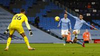 Joao Cancelo (kanan) dinobatkan sebagai man of the match saat Manchester City meraih kemenangan 2-0 atas Newcastle United, pada laga pekan ke-15 Premier League di Stadion Etihad, Minggu (27/12/2020) dini hari WIB. (JASON CAIRNDUFF/POOL/AFP)