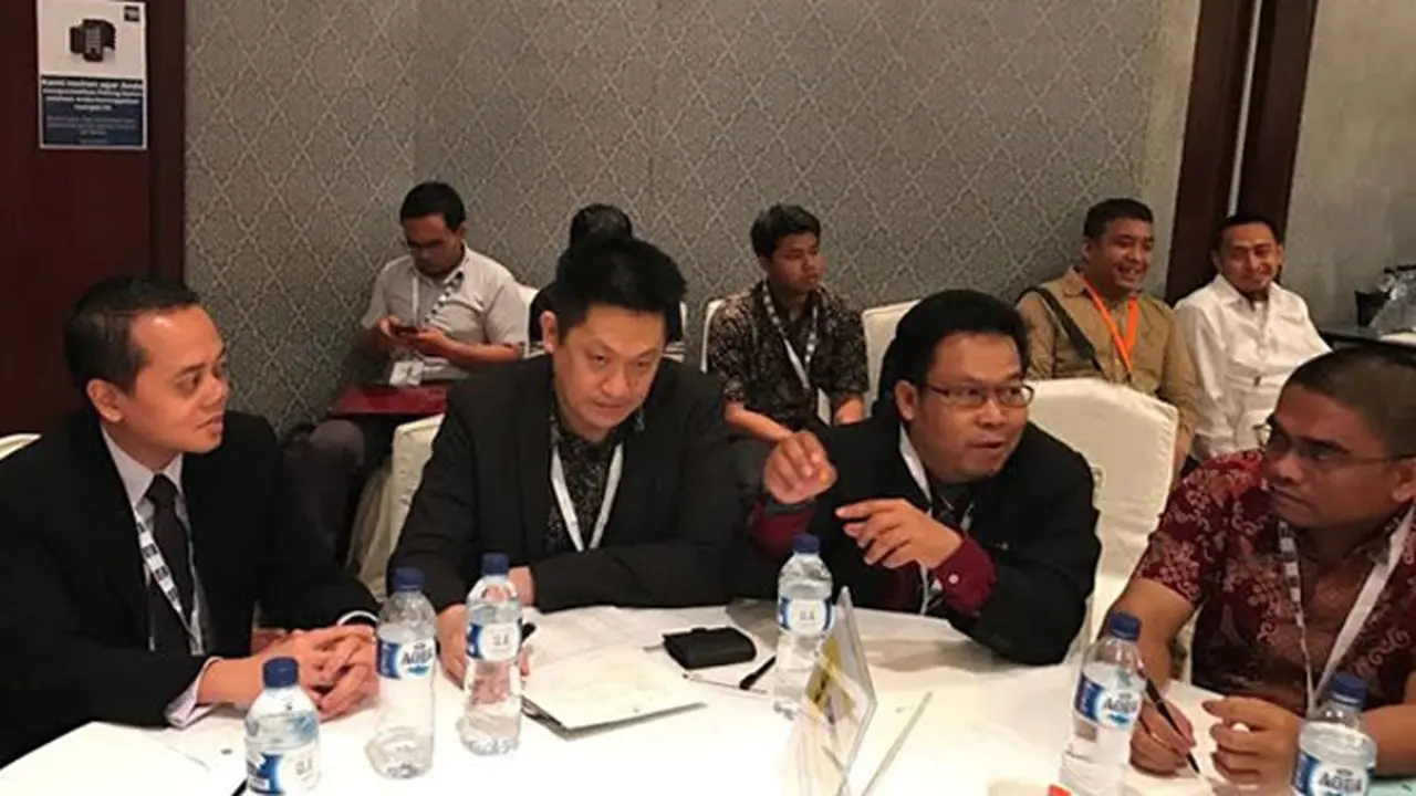 Country Director Fortinet Indonesia, Edwin Lim (kedua dari kiri) tampil sebagai pembicara dalam roundtable discussion tentang Cyber Security di Indonesia OpenGov Leadership Forum 2017, di Shangrila Hotel Jakarta.