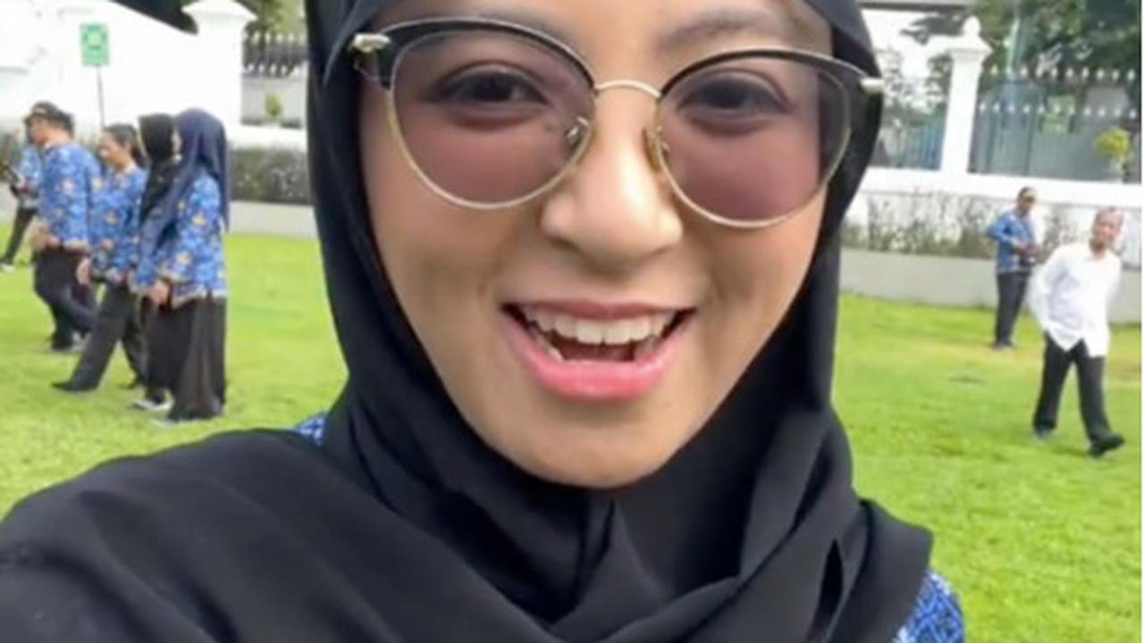 perempuan cantik pns resign