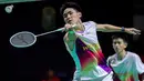 Pebulu tangkis ganda putra Indonesia, Nikolaus Joaquin/Raymond Indra berusaha mengembalikan kok ke arah pasangan Prancis, Eloi Adam/Leo Rossi dalam laga babak 32 besar Indonesia Masters 2026 di Istora, Senayan, Jakarta, Selasa (20/01/2026). (Bola.com/Bagaskara Lazuardi)