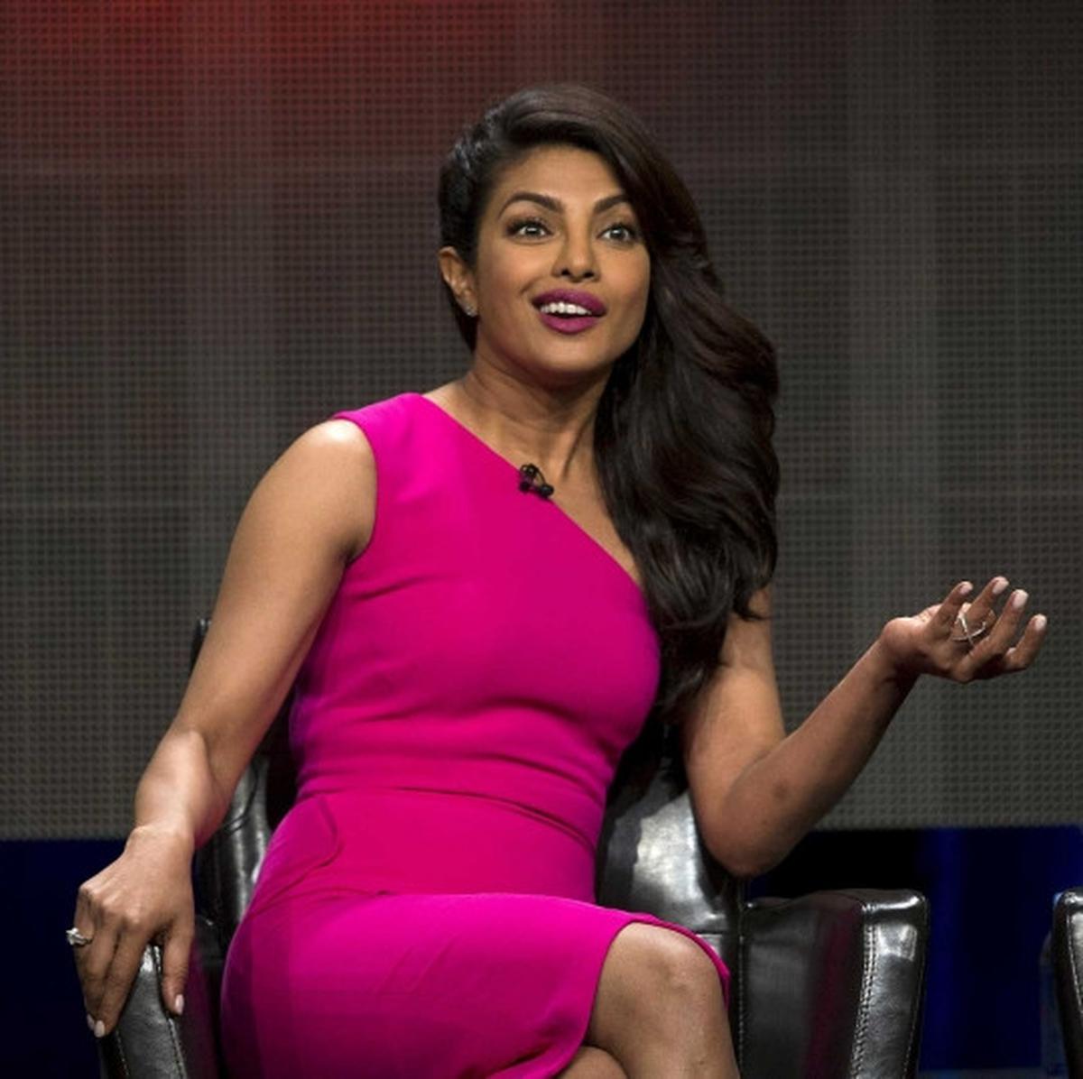 Pose manis Priyanka Chopra dalam balutan gaun pink