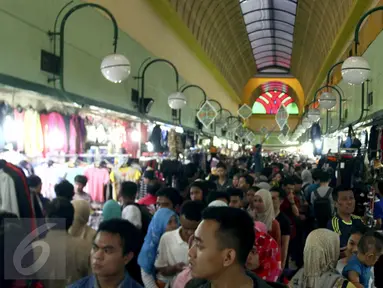 Sejumlah pengunjung memadati pusat perbelanjaan di kawasan Blok M, Jakarta, Selasa (14/7/2015). Menjelang Idul Fitri 1436, transaksi penjualan di sejumlah pusat perbelanjaan mengalami peningkatan dua kali lipat. (Liputan6.com/Helmi Afandi)