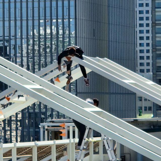 6 Potret Aksi Orang Perbaiki Sesuatu di Ketinggian Ini Bikin Deg-degan