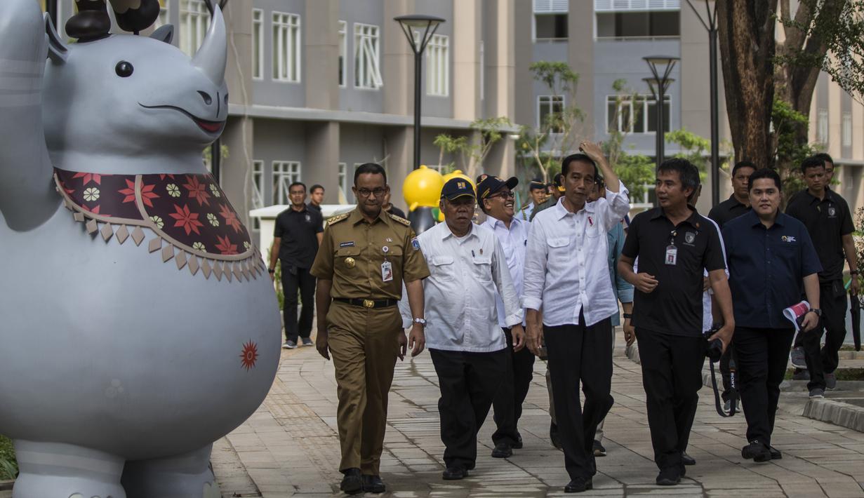 Presiden Indonesia, Joko Widodo, memantau kesiapan Wisma Atlet di Kemayoran, Jakarta, Senin (26/2/2018). Lokasi ini akan dijadikan tempat tinggal para atlet pada ajang Asian Games 2018. (Bola.com/Vitalis Yogi Trisna)