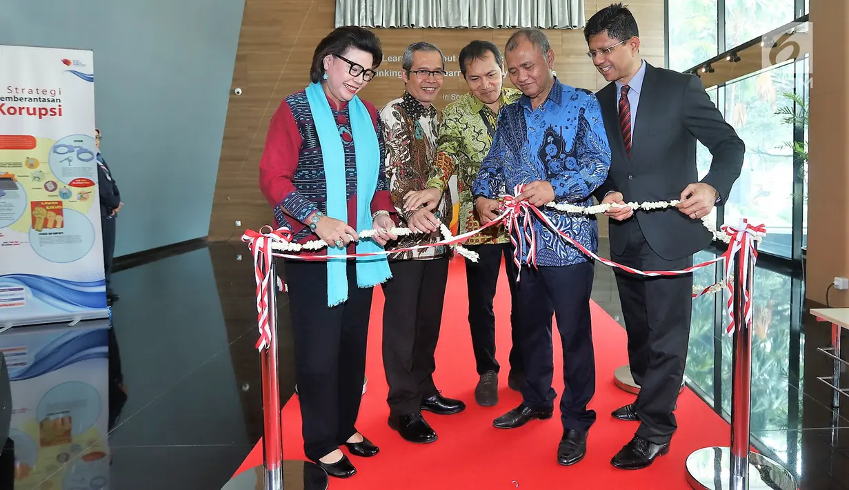 Pimpinan KPK menggunting pita pada peresmian Pusat Edukasi Antikorupsi (ACLC) di Jakarta, Senin (26/11). KPK mengajak segenap elemen bangsa dan komunitas internasional untuk memberantas korupsi melalui pendidikan antikorupsi. (merdeka.com/Dwi Narwoko)
