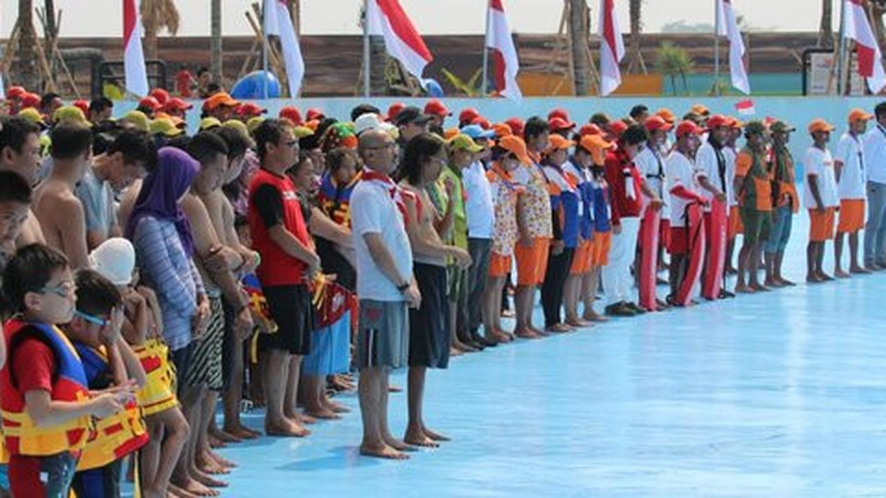 Warga Malang gelar upacara HUT RI di tengah hantaman tsunami buatan