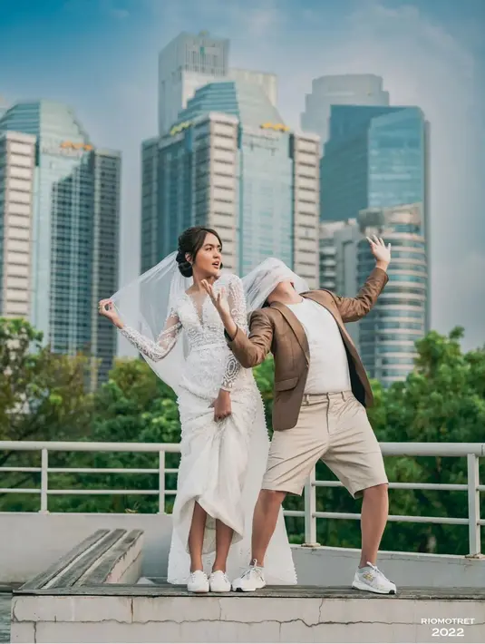 Rio Motret menyebut, pemotretan di gedung bertingkat di Jakarta, sama kecenya dengan pemotretan di Singapura. (Foto: Instagram/ riomotret)