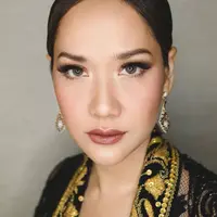 Bunga Citra Lestari kenakan kebaya. (Instagram/bclsinclair)