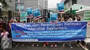 Koalisi Selamatkan Teluk Jakarta menggelar aksi unjuk rasa di depan Gedung DPRD Jakarta, Kamis (25/2). Massa menuntut agar dibatalkannya pengesahan dua Raperda Reklamasi (RZWP3K dan RTR Pantura Jakarta). (Liputan6.com/Immanuel Antonius)