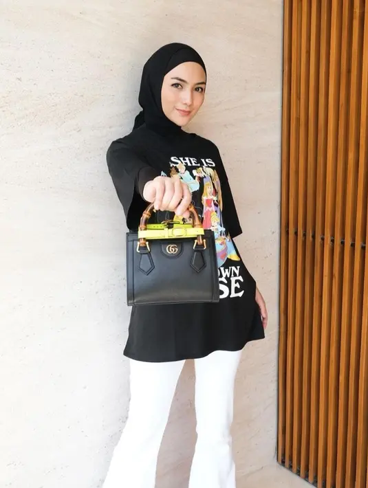 Ingin simple? kamu bisa memakai kaos oversize hitam dan memadukan dengan celana cutbray putih [instagram/citraciki]