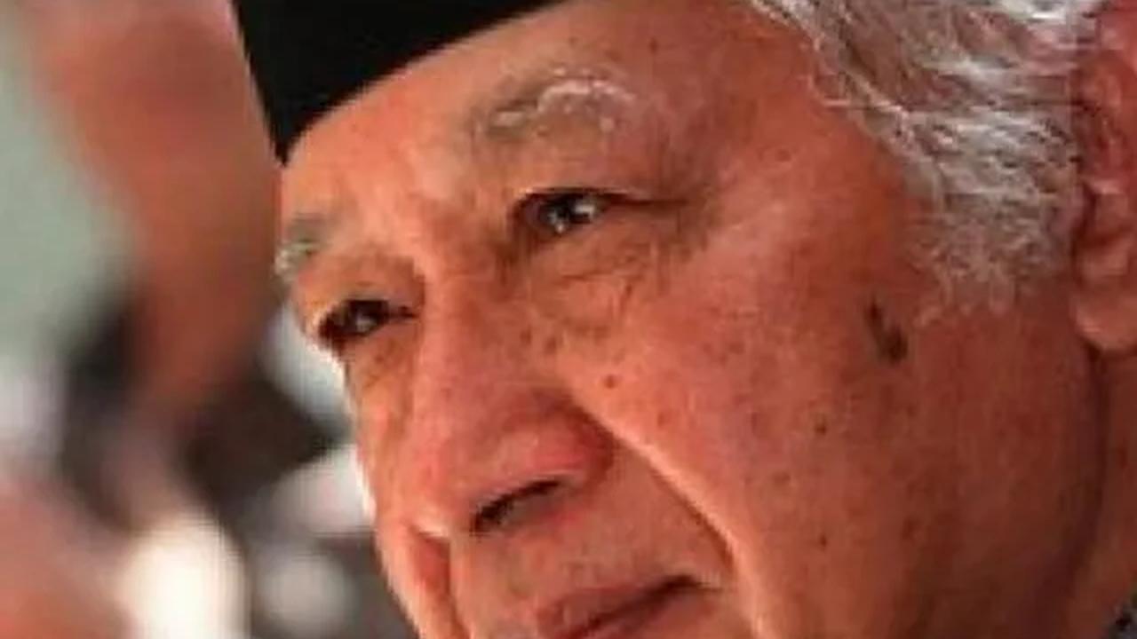 Meski sering diserang hoaks, Presiden Soeharto memilih berserah diri kepada Tuhan Yang Maha Esa. Ditambah dengan senyum dan canda tawa.
