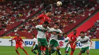 Singapura terus menekan Indonesia di pertengahan babak kedua melalu skema bola-bola mati. Elkan Baggot dan kawan-kawan masih mmampu mematahkan serangan-serangan tersebut. (AFP/Roslan Rahman)