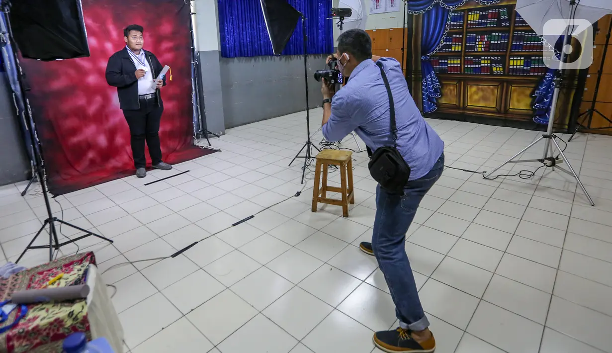 Siswa sedang foto kelulusan pada acara Wisuda Pelepasan Kelas XII di Madrasah Aliyah Annajah, Petukangan, Jakarta, Kamis (18/6/2020). Pandemi Covid-19, Annajah menerapkan Wisuda Drive Thru untuk menghindari kerumunan sebagai upaya mencegah penyebaran virus Covid-19. (Liputan6.com/Fery Pradolo)