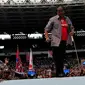 Guyonan Butet Kertaradjasa ikut menyegarkan suasana para pendukung Jokowi-JK yang berpanas-panasan di Gelora Bung Karno, Jakarta (Liputan6.com/Johan Tallo)