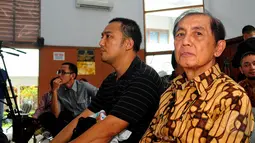 Hadi Poernomo (kanan) terlihat menghadiri sidang lanjutan praperadilan dirinya dengan agenda penyerahan berkas dan barang bukti oleh kuasa hukum KPK di Pengadilan Negeri Jakarta Selatan, Selasa (19/5/2015).  (Liputan6.com/Yoppy Renato)