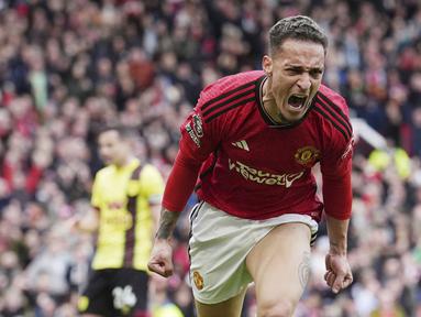 Pemain Manchester United, Antony, melakukan selebrasi setelah mencetak gol ke gawang Burnley pada laga pekan ke-35 Liga Inggris di Stadion Old Trafford, Minggu (28/4/2024). (Martin Rickett/PA via AP)