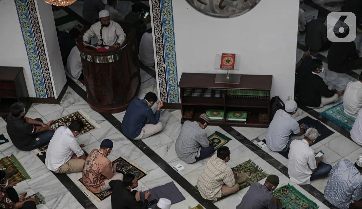 Warga saat mendengarkan ceramah Salat Jumat di Masjid Cut Meutia, Jakarta, Jumat (11/3/2022). Keputusan tersebut diambil berdasarkan Covid-19 yang sudah melandai  dan juga tak seganas dulu. (Liputan6.com/Faizal Fanani)