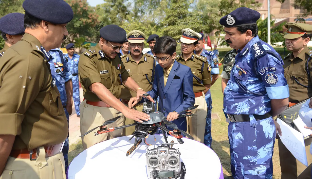 Harshwardhan Zala (14) menunjukkan drone buatannya kepada Pasukan Kepolisian Cadangan Pusat (CRPF) di kamp Rapid Action Force, Ahmedabad, India, 15 Januari 2017. Harshwardhan Zala berhasil menciptakan drone untuk mendeteksi ranjau darat (Sam Panthaky/AFP)