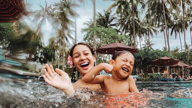 Andien liburan bareng suami dan anak. (Foto: Instagram @andienaisyah)