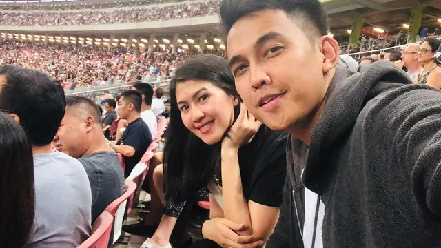 Dikaruniai Anak Usai 8 Tahun Menikah, Ini 7 Momen Mesra Indra Sinaga dan Istri