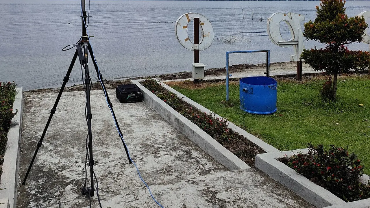 Telkomsel, Ericsson dan Qualcomm melakukan uji coba layanan Fixed Wireless Access menggunakan teknologi Extended-Range 5G dengan bandwidth 800 MHz pada frekuensi mmWave 26 GHz di Kawasan Danau Toba, Sumatera Utara (Dok. Telkomsel)