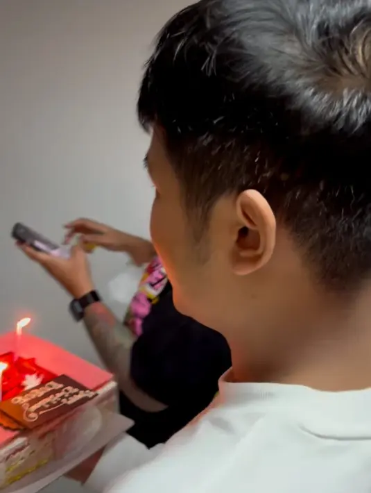<p>Jirayut ditemani oleh stafnya membawa kue ulang tahun yang sudah terpasa lilin. Dia jalan menuju ruang tunggu di mana Halda berada. (Foto: Instagram/ jirayutdaa4official)</p>