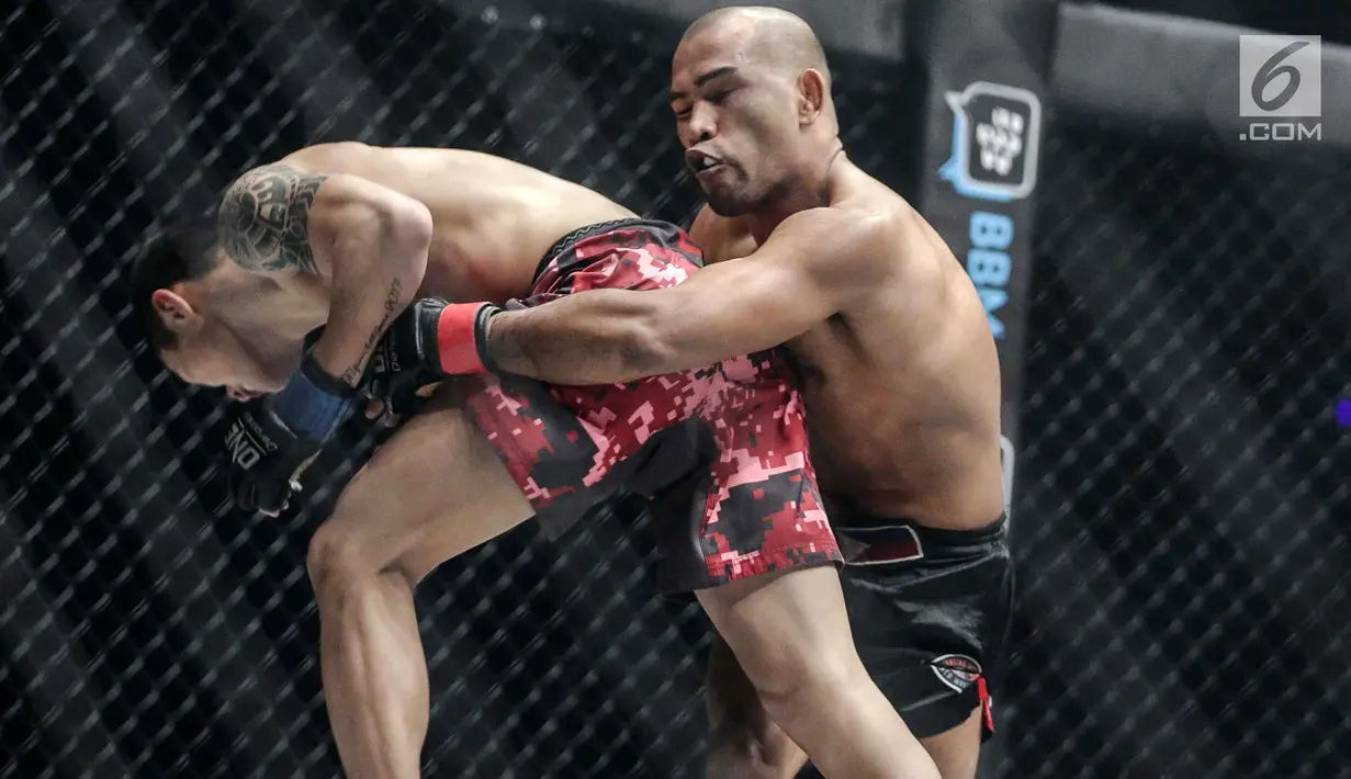 Petarung Filipina, Rene Catalan (kanan) berusaha mengunci petarung China, Peng Xue Wen (kiri) saat berlaga pada One Championship di Jakarta, Sabtu (20/1). Petarung Rene Catalan menang atas Peng Xue Wen. (Liputan6.com/Faizal Fanani)