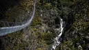Pemandangan udara menunjukkan Jembatan 516 Arouca, jembatan gantung pejalan kaki terpanjang di dunia dengan panjang 516 meter dan tinggi 175 meter, di Arouca di Portugal utara (29/4/2021). (AFP/Carlos Costa)