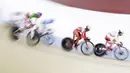 Pesepeda Indonesia, Angga Dwi Wahyu (merah), memacu kecepatan pada nomor scratch race junior putra saat Asian Track Championship 2019 di Jakarta International Veledrome, Jakarta, Kamis (10/1). Angga berhasil meraih emas. (Bola.com/Yoppy Renato)