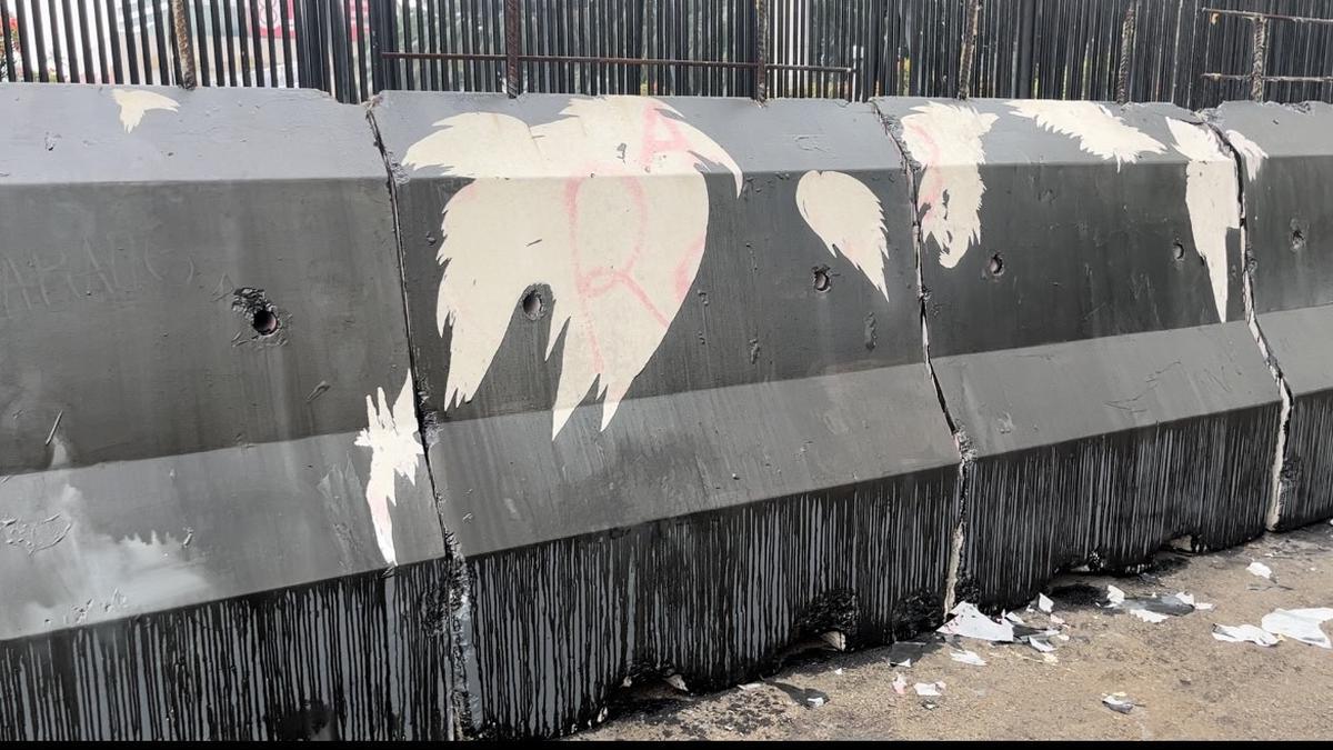 Demo di Gedung DPR, Beton di Depan Gerbang Utama Berlumur Oli